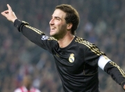 开云下载-赛道上的逆袭，梅赛德斯如何翻盘红牛，维斯塔潘如何扛起全队