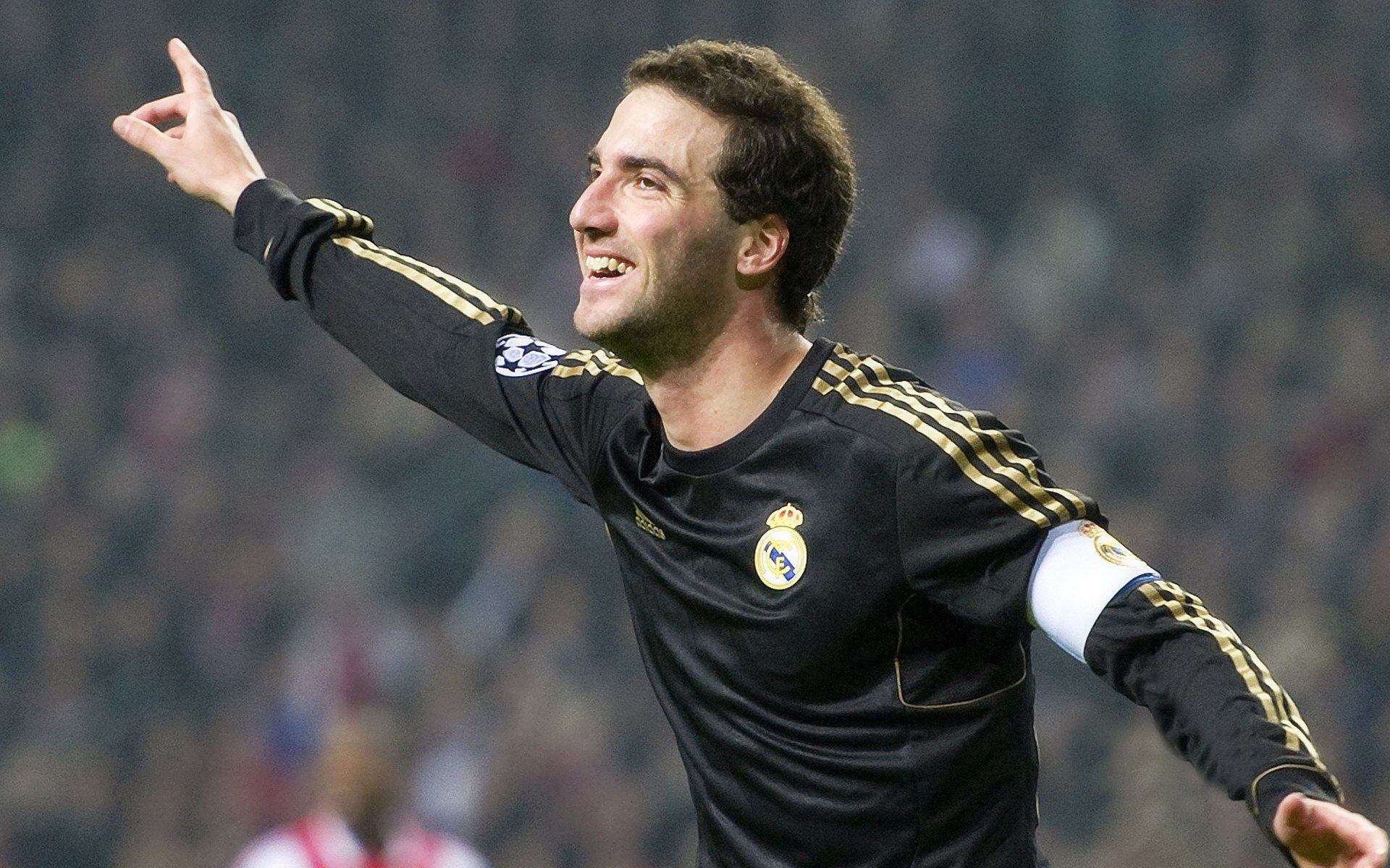 欧冠新王降临？几内亚黑马奇迹碾压那不勒斯，半决赛上演战术革命